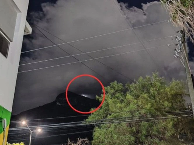 ¿OVNI en Monterrey? Captan extraña luz blanca en el Cerro de la Silla
