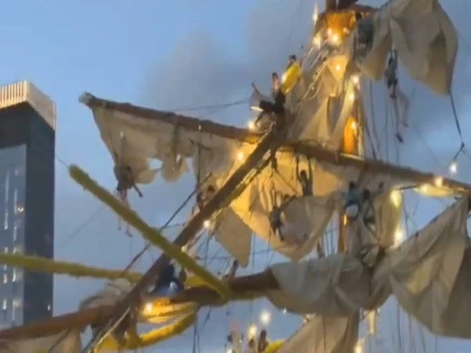 Mueren dos tripulantes del Buque Cuauhtémoc tras chocar con el Puente de Brooklyn. VIDEOS