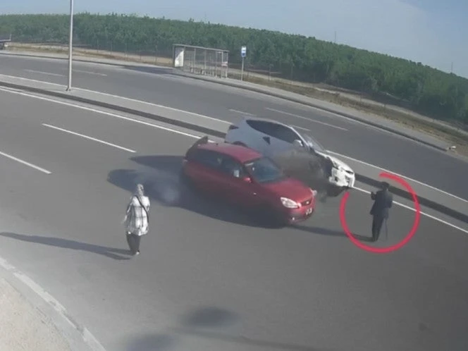 VIDEO: Peatón provoca accidente al intentar cruzar una carretera