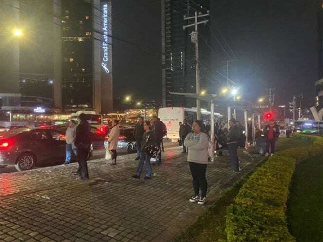 Pasajeros esperan hasta una hora para tomar el camión en lujosa zona de Nuevo León