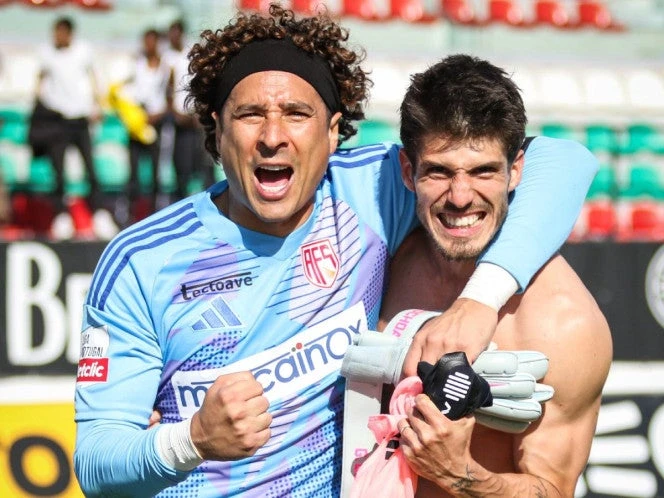 Guillermo Ochoa evita su cuarto descenso en Europa