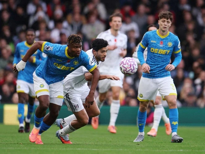 ¡Qué asistencia de Raúl Jiménez! Fulham golea