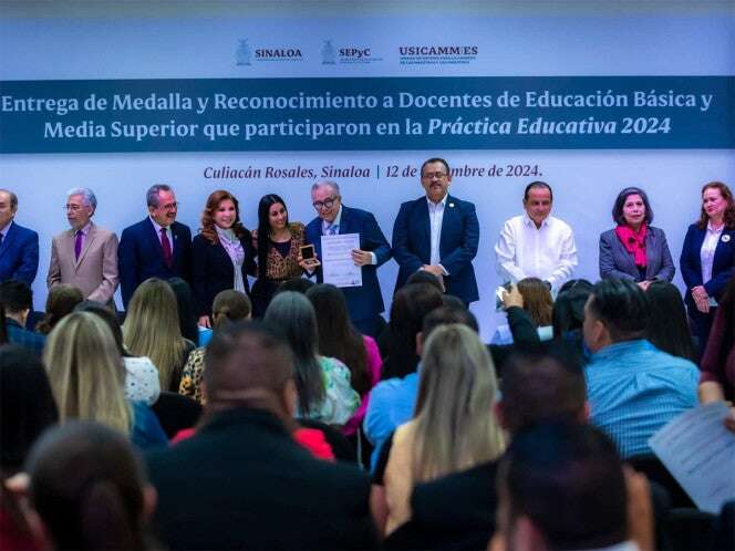 Rubén Rocha Moya entrega estímulos a maestros que acreditaron la convocatoria Práctica Educativa 2024