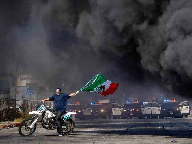 Manifestante con bandera mexicana se vuelve símbolo viral de protestas contra ICE en Los Ángeles