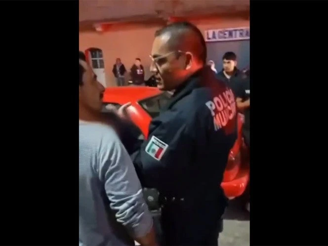 Los golpean y desnudan por robar una motocicleta