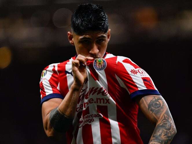 Alan Pulido brilla en remontada de Chivas sobre Pachuca