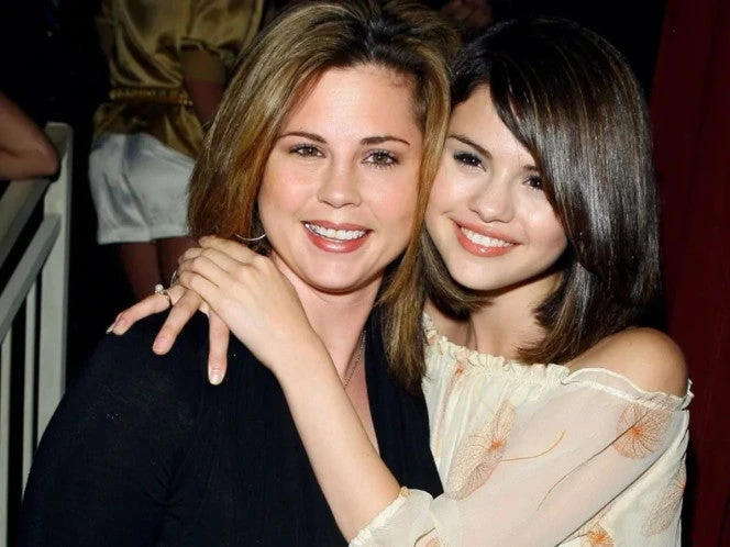 Fundación de Selena Gomez enfrenta crisis; su madre hipotecó su casa