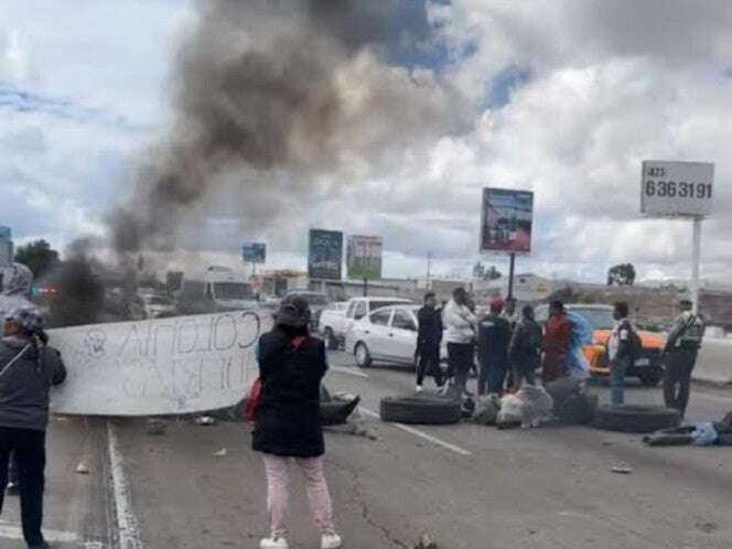 Por agresión a vecino, bloquean la México-Querétaro con llantas incendiadas