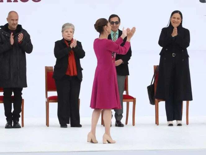 Ariadna Montiel acompaña a Sheinbaum a su informe en el Zócalo