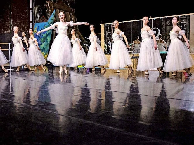 Ofrecen con ballet un momento de olvido de las bombas y los drones