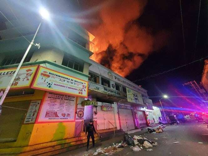 Mueren dos perritos durante incendio en bar; estaban amarrados en la azotea