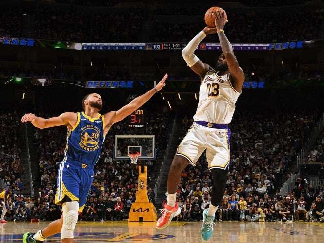 Lakers de LeBron vencen sobre la hora a Warriors y Curry