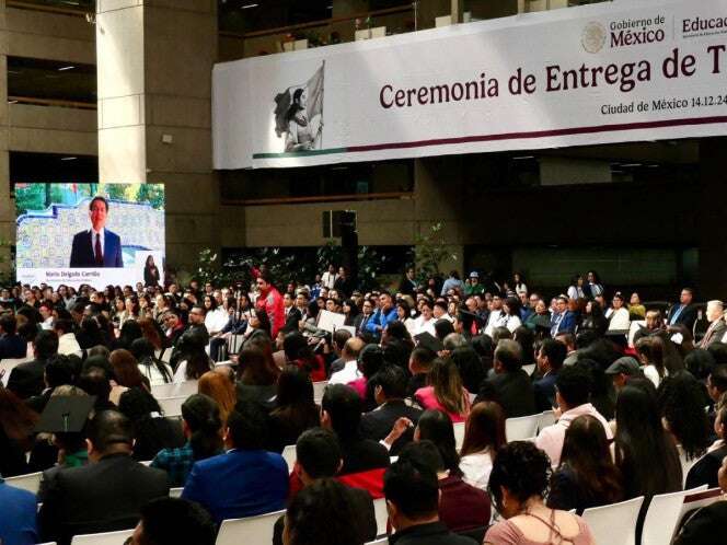 Mario Delgado entrega títulos de la UnADM