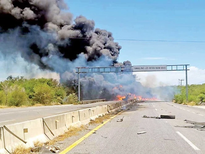 Arden 35 mil litros de turbosina tras choque; no se reportan víctimas 