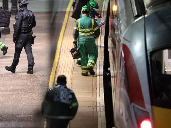 Pánico en Cambridge: pasajeros se esconden durante un ataque con cuchillo