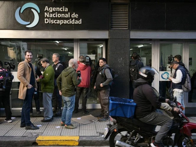 Allanan oficinas en Argentina por presuntos sobornos que salpican a la hermana de Milei