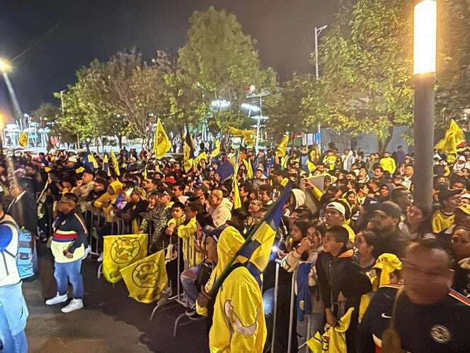 Afición poblana llevó serenata al América