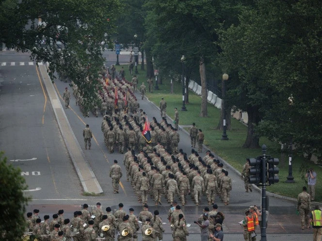 FOTOS: Trump encabeza desfile militar en EU pese a protestas en su contra