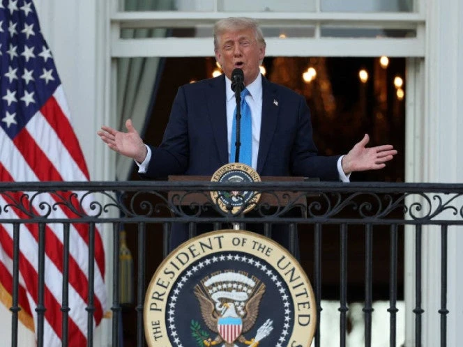 Trump prohíbe la entrada a EU a ciudadanos de 12 países y restringe a otros 7