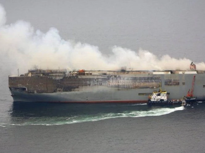 Se incendia barco carguero con miles de autos chinos rumbo a México