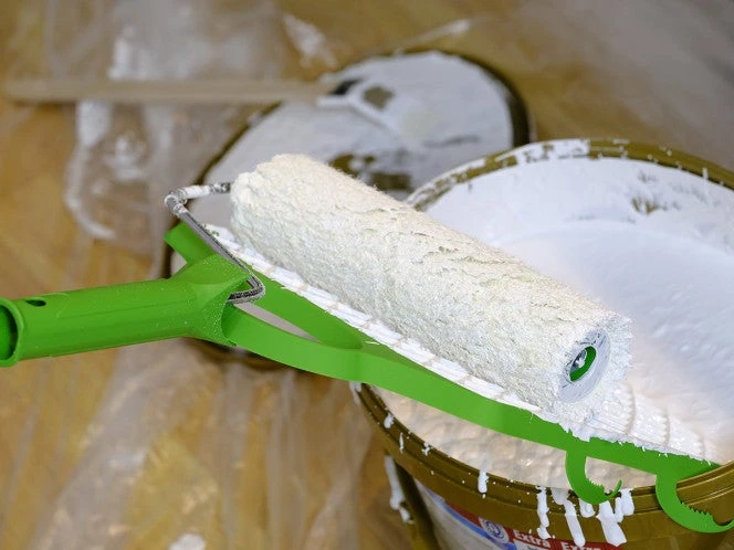 Pintor muere electrocutado al tocar cables de luz con su rodillo