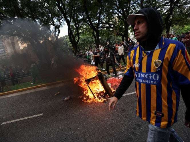 Policías, jubilados y barras bravas chocan en violentas protestas en el Congreso de Argentina