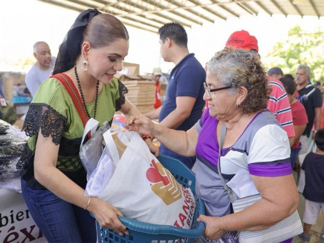 Evelyn Salgado entrega apoyos del Tianguis del Bienestar a familias de Ayutla