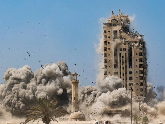 VIDEO: Israel bombardea un edificio en Ciudad de Gaza y lo derrumba en segundos