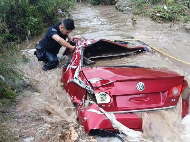 Corriente se lleva vehículo con todo y conductor; pasan las horas…, el hombre no aparece
