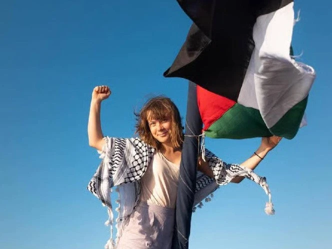 Greta Thunberg fue obligada a besar la bandera de Israel tras ser secuestrada