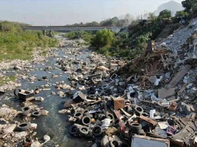 Río Pesquería entre basura, olores fétidos y riesgo sanitario, denuncian