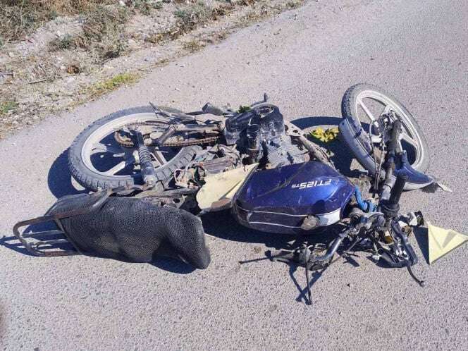 Adulto y niño mueren en accidente de motocicleta; no usaban casco