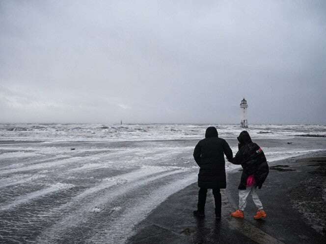 Tormenta 'Darragh' azota al Reino Unido, deja cortes de energía y cancelaciones de trenes