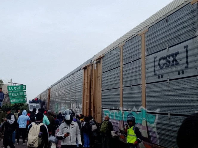 Tren embiste a camión de pasajeros en Atlacomulco; hay 8 muertos