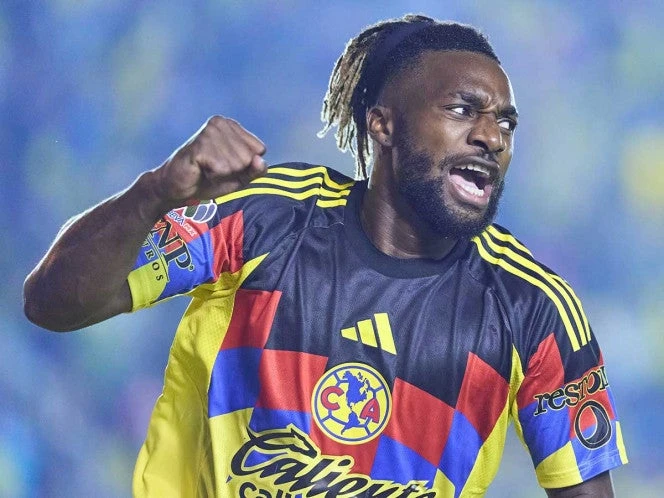 Saint-Maximin se burla de un aficionado de Pumas