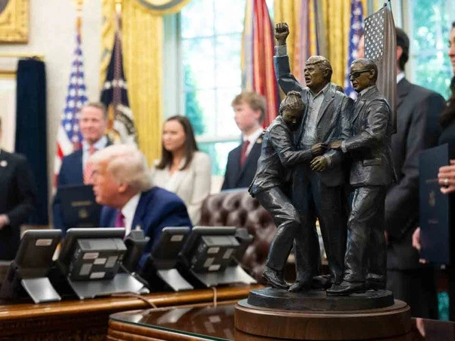 Escultura del intento de asesinato a Trump adorna ahora el Despacho Oval