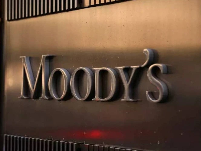 Moody's baja calificación crediticia de EU por polarización política