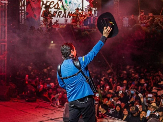 Los Alegres del Barranco burlan veto a narcocorridos con karaoke | VIDEO