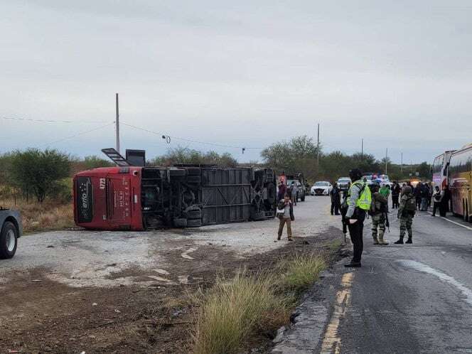 Vuelca autobús con 44 migrantes mexicanos que vuelven al país para Navidad