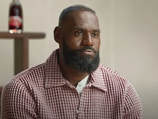 Demandan a LeBron James por presunta estafa en un anuncio publicitario