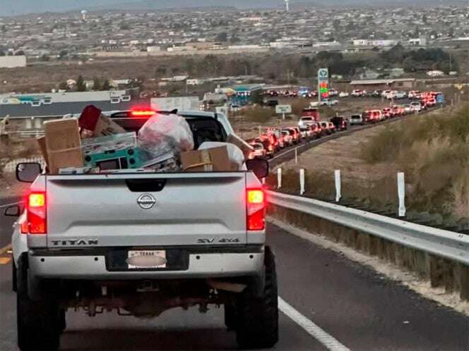 Paisanos hacen largas filas para pasar la Navidad en Chihuahua