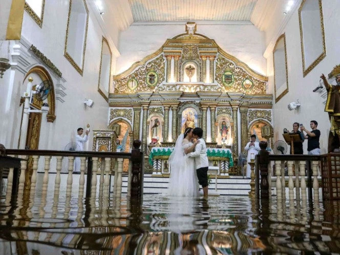 Tifón no detuvo el “sí, acepto”: pareja realiza su boda en iglesia bajo el agua