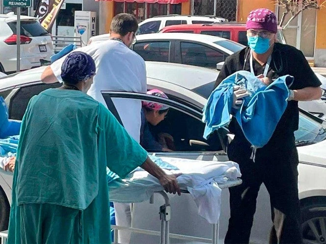 ¡Heroico! Nace bebé a bordo de auto y en pleno tráfico; personal del IMSS atendió parto
