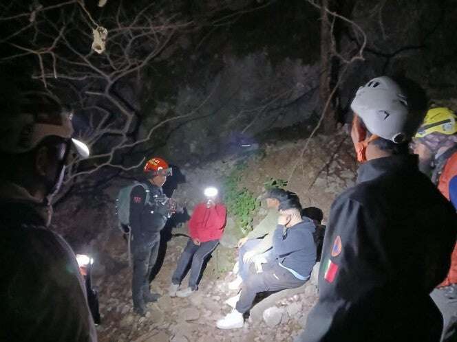 Rescatan a jóvenes extraviados en el Cerro de las Mitras en NL