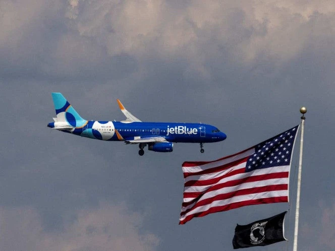Vuelo de JetBlue realizó un aterrizaje de emergencia tras perder altitud; hay 3 heridos