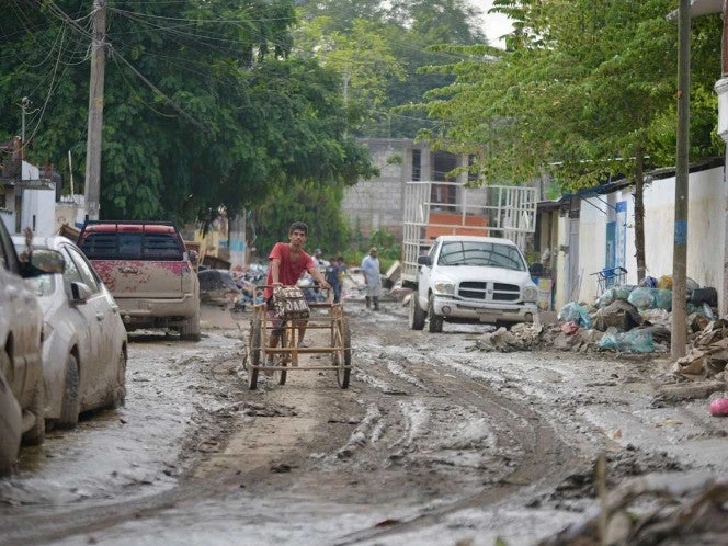 Comunidades incomunicadas en Veracruz e Hidalgo: Siguen puentes aéreos