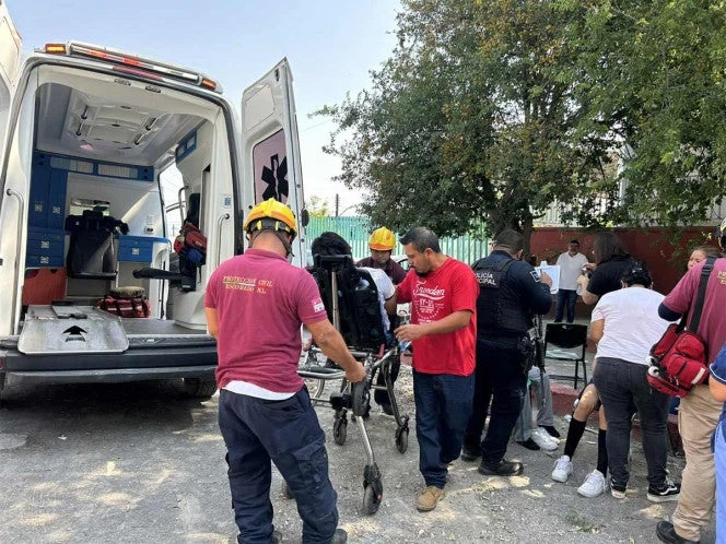 Sufren golpe de calor 10 estudiantes de secundaria; dos son llevados al hospital