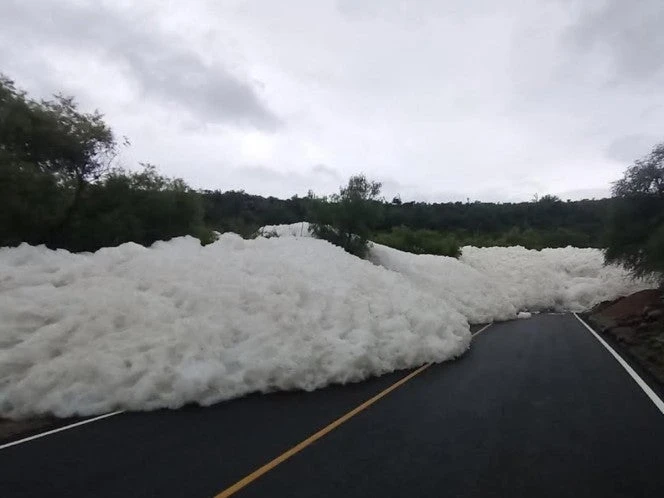 Espuma cubre carretera en Hidalgo: ¿De dónde salió? 