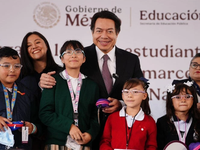 Mario Delgado encabeza entrega de 500 pares de lentes gratuitos en escuelas de la GAM