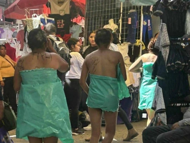 Comerciantes de tianguis desnudan y rapan a mujeres por ‘rateras’ 